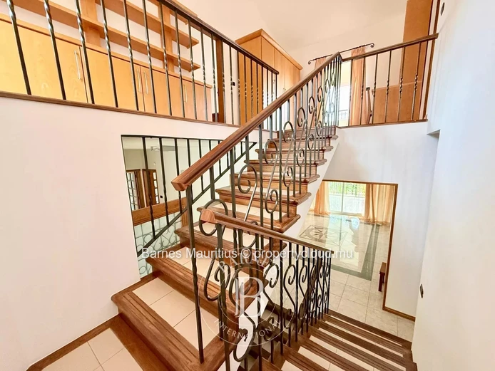 TAMARIN - Spacious Villa To Renovate - 5 Bedrooms