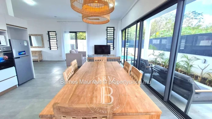 TROU AUX BICHES – Villa contemporaine à étage avec piscine – 3 chambres