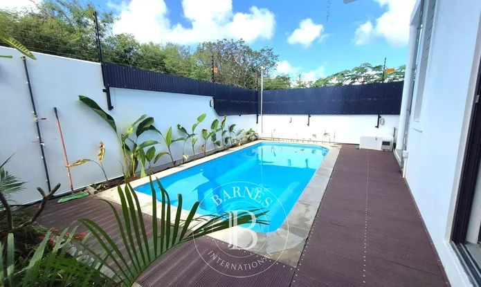 TROU AUX BICHES – Villa contemporaine à étage avec piscine – 3 chambres