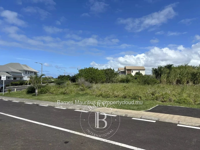 BEAU VALLON - Residential corner plot - 1057.88 m²