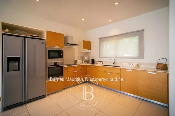RIVIÈRE NOIRE - Beachfront penthouse with pool - 2 bedrooms