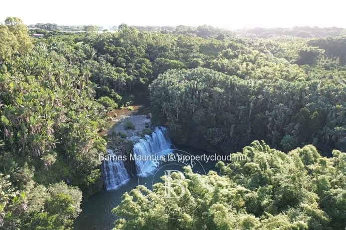 DEUX BRAS - Land area with 3 Chalets - 17000 m2