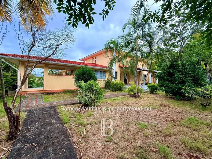 TAMARIN - Spacious Villa To Renovate - 5 Bedrooms