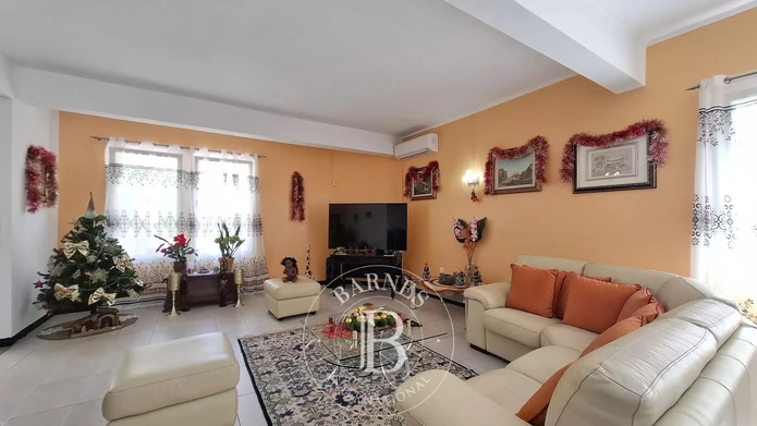 FLIC EN FLAC - Family Home in Two Parts - 7 Bedrooms