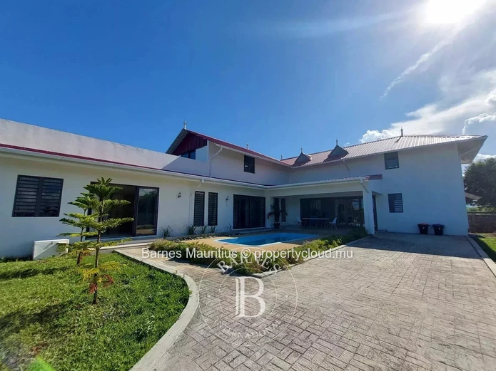 BEAU VALLON – Contemporary family home with pool - 4 bedrooms