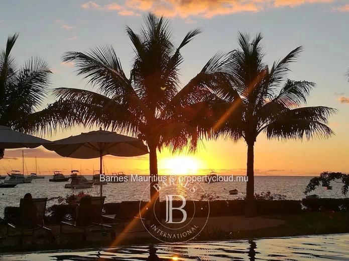 RIVIÈRE NOIRE - Beachfront penthouse with pool - 2 bedrooms