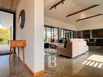 6 Bedroom Villa