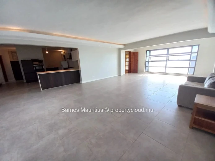 FLOREAL - Conveniently Located 4-Bedroom Apartment with Mountain Views