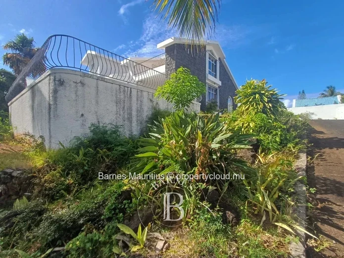 POINTE AUX CANONNIERS – House to Renovate – 4 Bedrooms