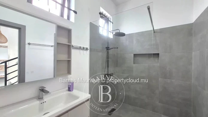 TROU AUX BICHES – Villa contemporaine à étage avec piscine – 3 chambres