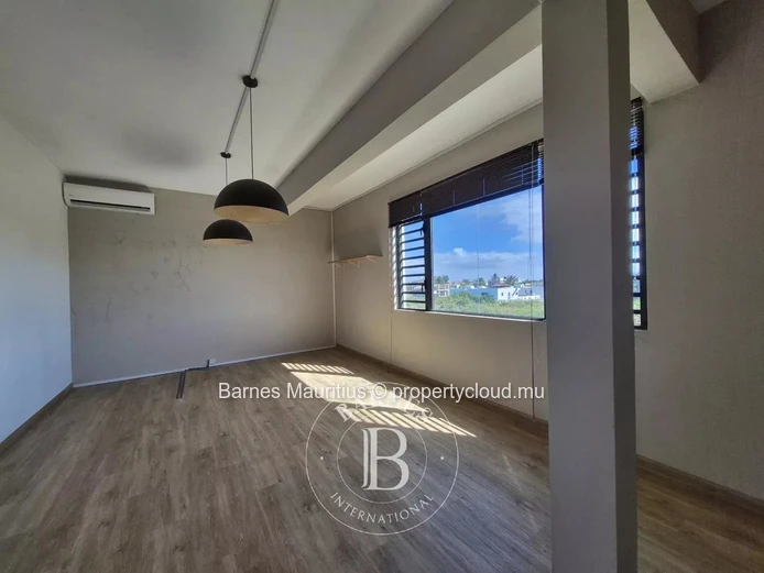 GRAND BAIE - Bright open-plan office - 70 m² - France