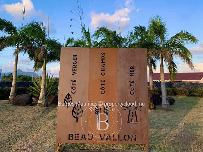 BEAU VALLON - Residential corner plot - 1057.88 m²
