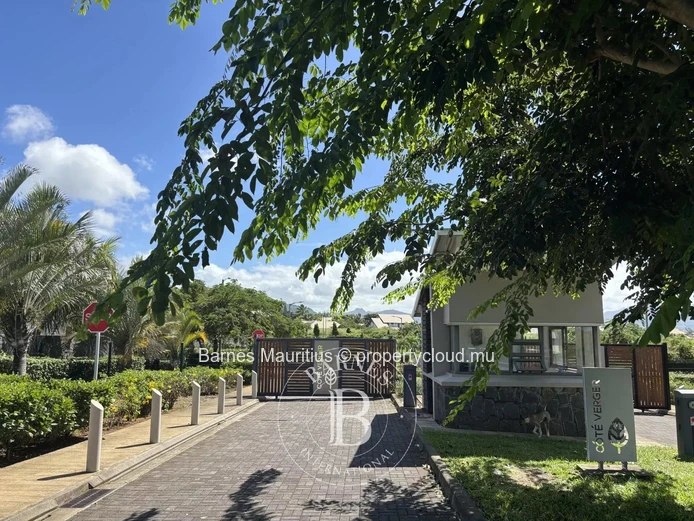 BEAU VALLON - Residential corner plot - 1057.88 m²