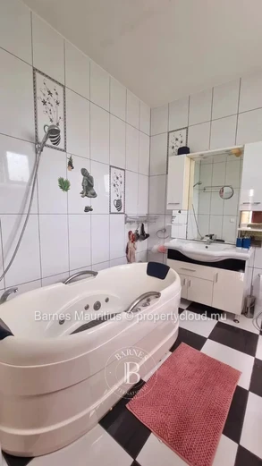FLIC EN FLAC - Family Home in Two Parts - 7 Bedrooms