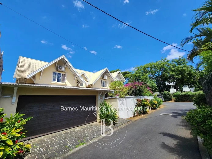 QUATRE BORNES - Maison et bureau jumelés à vendre - 450 m²