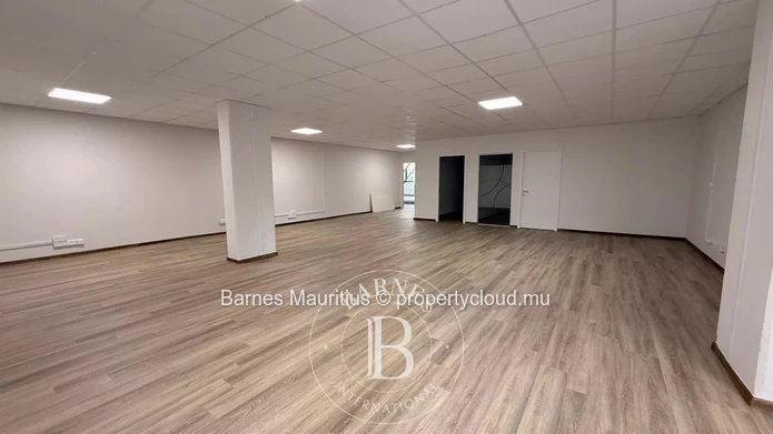 PHOENIX – Renovated and Fully Fitted Office for Rent – 185m²