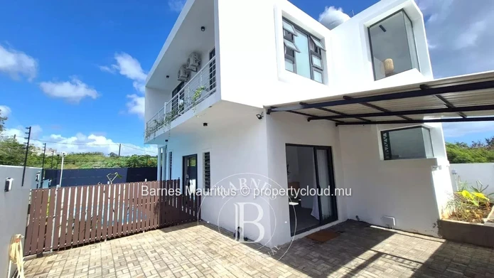 TROU AUX BICHES – Villa contemporaine à étage avec piscine – 3 chambres