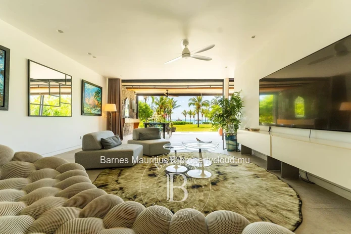 GRAND BAIE - Beachfront Apartment - 3 Bedrooms