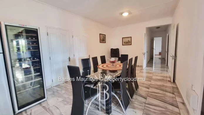 FLIC EN FLAC - Family Home in Two Parts - 7 Bedrooms