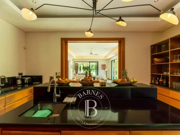 5 Bedroom Villa