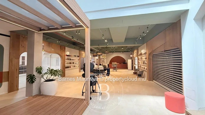 PHOENIX – Renovated and Fully Fitted Office for Rent – 185m²