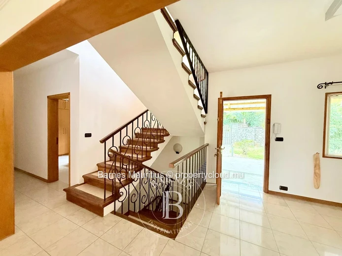 TAMARIN - Spacious Villa To Renovate - 5 Bedrooms