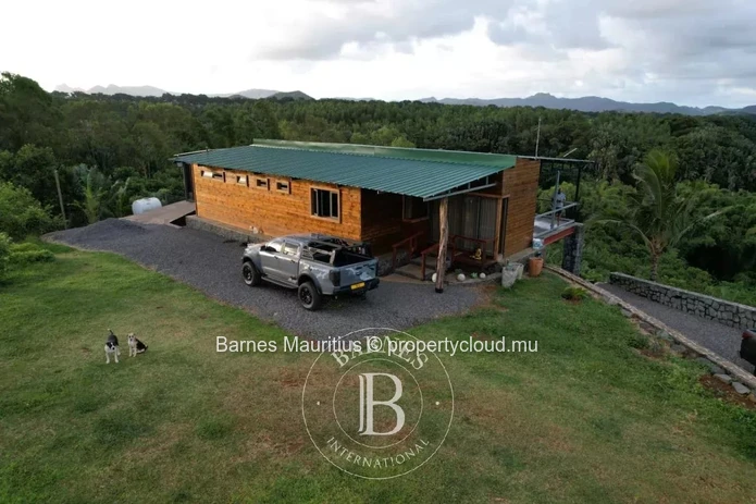 DEUX BRAS - Land area with 3 Chalets - 17000 m2