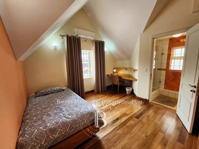 QUATRE BORNES - Maison et bureau jumelés à vendre - 450 m²