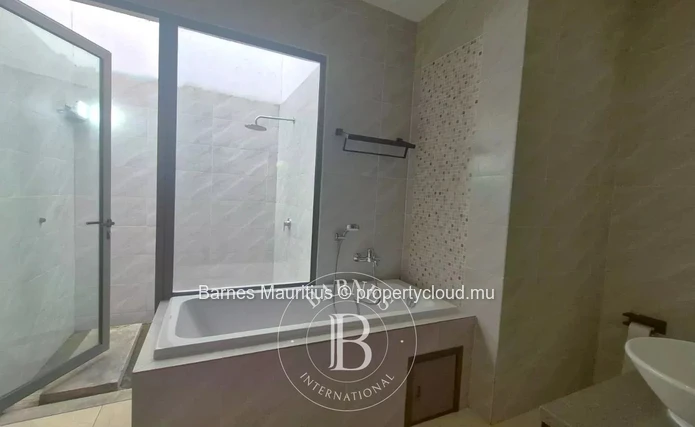 GRAND BAIE - Spacious modern villa with pool - 3 bedroom