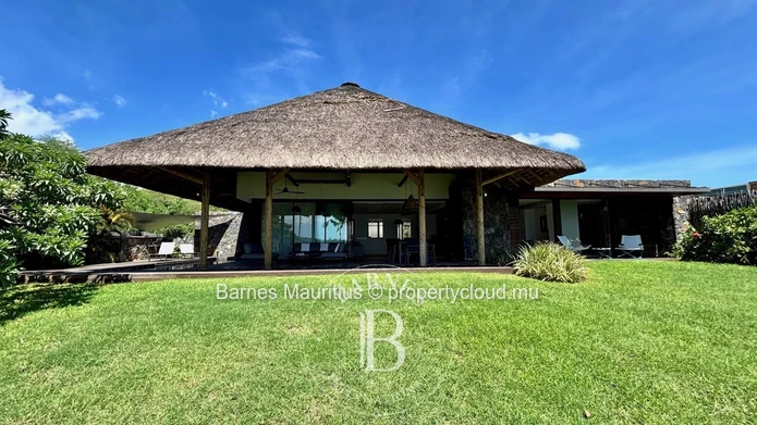 BLACK RIVER – Seafront Villa – 3 Bedrooms