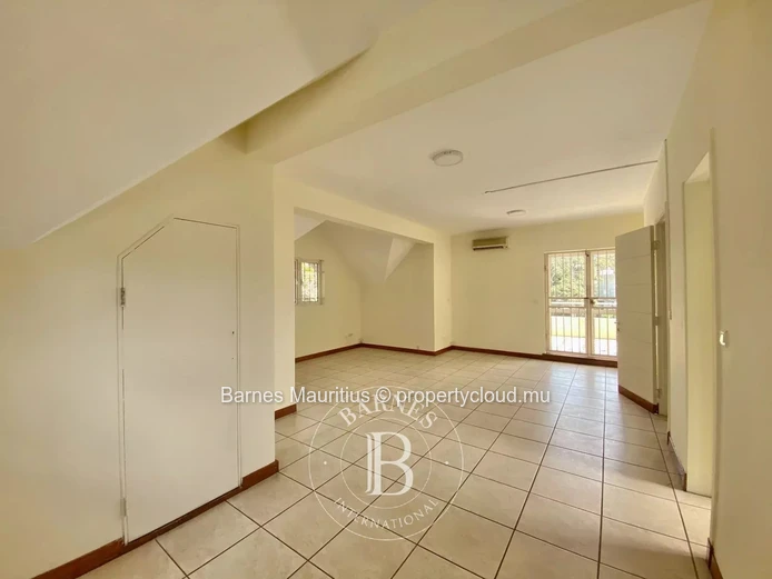 QUATRE BORNES - Maison et bureau jumelés à vendre - 450 m²
