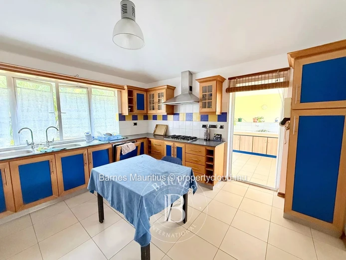TAMARIN - Spacious Villa To Renovate - 5 Bedrooms