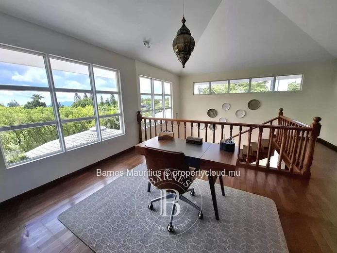 FLORÉAL – Spacious family home with indoor pool – 6 bedrooms