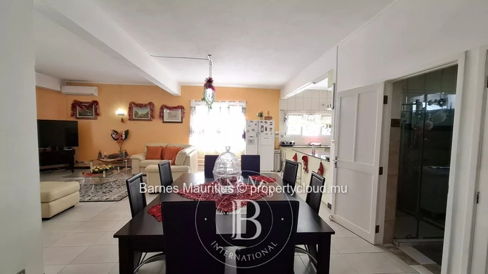 FLIC EN FLAC - Family Home in Two Parts - 7 Bedrooms