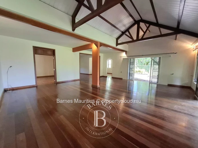 FLOREAL - Versatile Family Home or Office Space with Studio - 420 m²